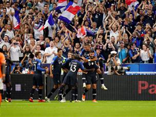 הקהל בסטאד דה פרנס יכול לחייך (getty)