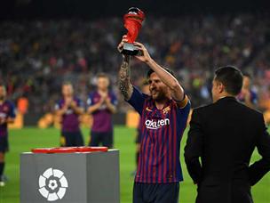 מסי מקבל את פרס שחקן החודש לפני המשחק (getty)