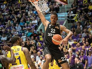 אוונס מטביע את הפועל חולון (צילום: עודד קרני)