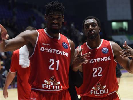 חגגו בסיום. מקינטוש ופוסטר. (באדיבות אתר פיב"א)