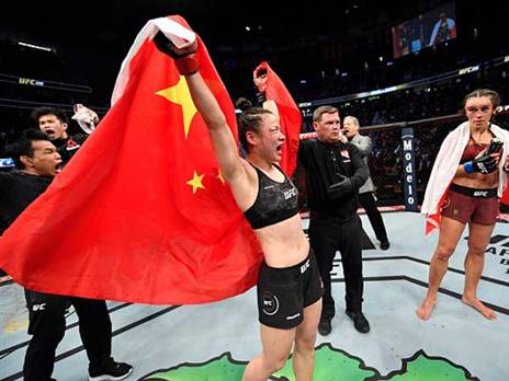 ז'אנג חגגה אחרי ששמרה על החגורה (getty)