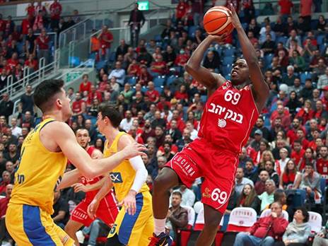 "אי אפשר לעשות שום דבר טוב, כשאתה סופג ככה". בראון מול מכבי (צילום: אלן שיבר)