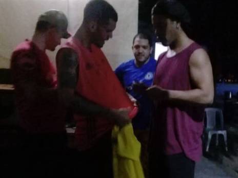 מחלק חתימות בכלא. רונאלדיניו