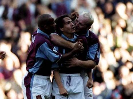 ברקוביץ' חוגג שער עם חברו, ג'ון הארטסון (getty)