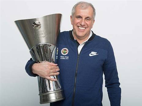 זולל תארים, אובראדוביץ' עם הגביע בפנרבחצ'ה (getty)