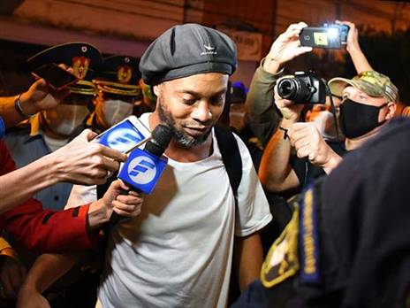 רונאלדיניו מתאושש במלון, יש גם בריכה? (getty)