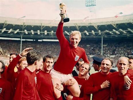 בובי מור. האייקון הגדול ביותר של אנגליה לא הצליח לזכות באליפות (GETTY)