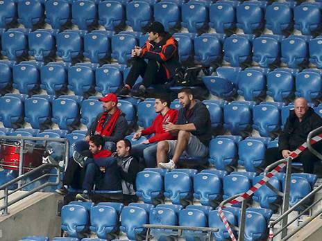 שני מטר בין האוהדים (אלן שיבר)