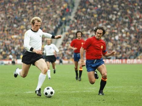 האנס. פרש בגלל פציעה, אבל ביסס את מעמדו כאגדת באיירן גם מחוץ למגרש (GETTY)