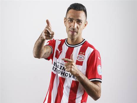 זהבי מתרגל לחולצה החדשה (פ.ס.וו, רשמי)