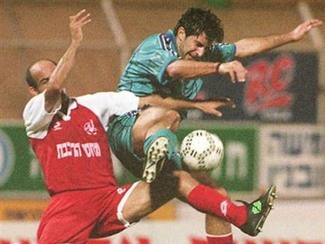 לואיס פיגו נאבק עם שלמה אילוז בווסרמיל. (GETTY)