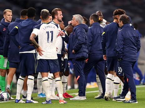 מוריניו והשחקנים. ארבעה משחקים בשבוע (GETTY)