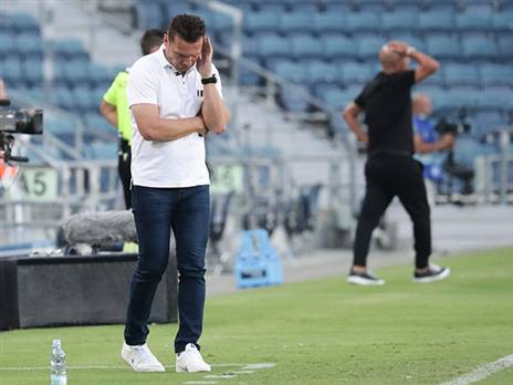 בכר לצד אבוקסיס. הלב של חלק מהקהל שמור למאמן הקודם (דני מרון)