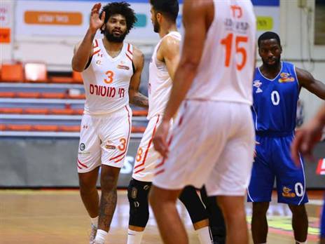 קרב צמוד בלב המושבה (מנהלת הליגה)