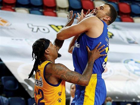 ז'יז'יץ' בלט מתחת לסלים (אלן שיבר)