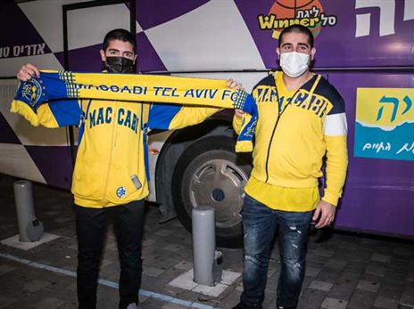 ראשוני האוהדים בהיכל (עודד קרני)