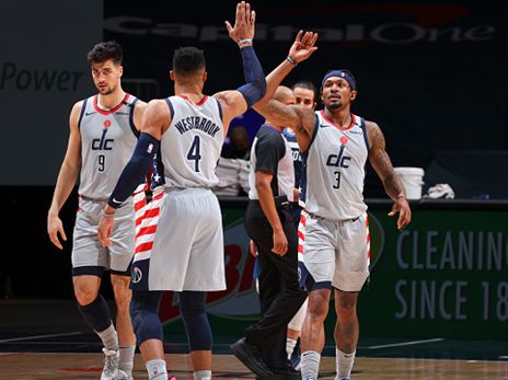 קשה להתבלט כרוקי ליד שני כוכבים (Getty)