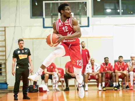 אגדה. סבל מנחת זרועו של ג'ונסון (מנהלת הליגה)