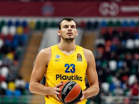 רק עם גבוהים אתלטיים לצדו. ז'יז'יץ' (אלן שיבר)