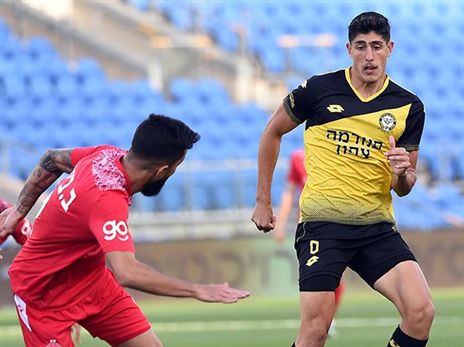 עמרי גנדלמן מול בן ביטון. אטפלד החמיא למגן האדום (ברני ארדוב)