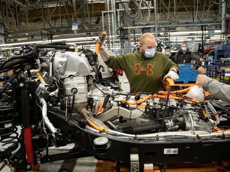 רצפת ההרכבה של Jeep בארה"ב. בתמונה - התקנת מערכת הינע חשמלית ברנגלר