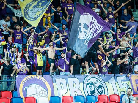 גם היציעים לא היו רגועים. אוהדי חולון (צילום: מנהלת הליגה)