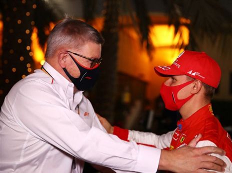 רוס בראון ומיק שומאכר באקדמיית הפורמולה של פרארי