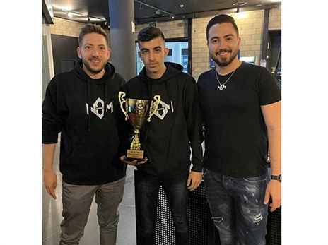 נסים עיסאת עם הגביע