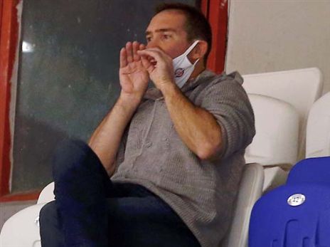 אקוניס. "הקבוצה עברה רכבת הרים" (אלן שיבר)