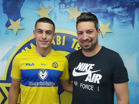 פרוכטמן במעמד החתימה (באדיבות מכבי תל אביב)