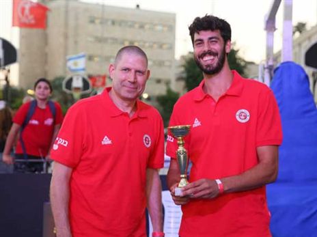 עמית גרשון הזוכה בתחרות השלשות מקבל את הגביע ממאמנו אורן עמיאל (צילום: ארנון בוסאני)