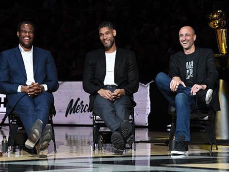 ג'ינובילי לצד דאנקן ורובינסון (Getty)