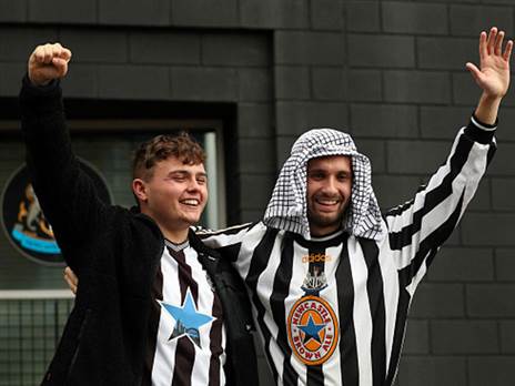 אוהדי ניוקאסל. צפוי להם עתיד ורוד (GETTY)