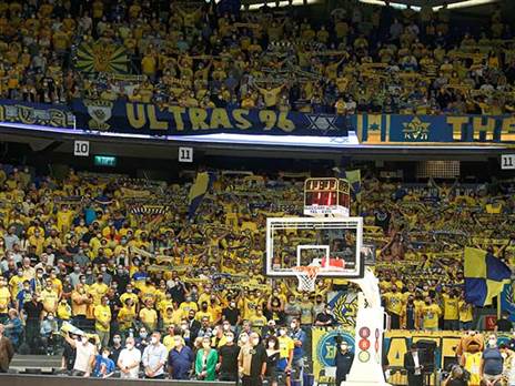 אוהדי מכבי ת"א. התחברו ליאניס (אלן שיבר)
