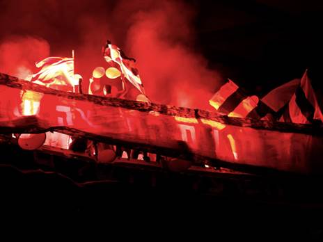 אוהדי הפועל ירושלים. סונוורו במכוון בסיום המשחק? (אלן שיבר)