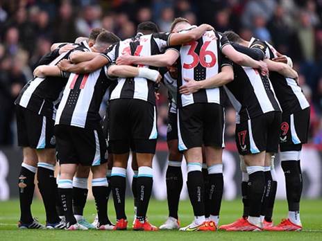 מתחת לקו האדום. שחקני ניוקאסל (getty)