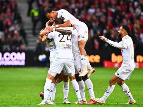 אך הסתיים רע. שחקני אנז'ה חוגגים שיוויון (GETTY)