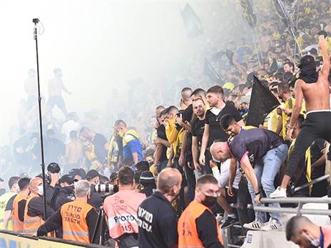 "עובר את הגבול" (ברני ארדוב)