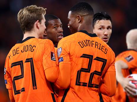 פרנקי דה יונג, דנזל דאמפריז וג'ורג'יניו ויינאלדום. הכדור במגרש שלהם (Getty)