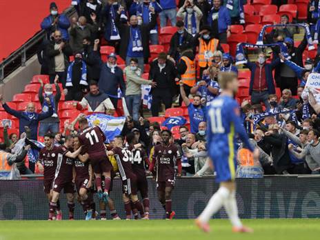 טילמנס חוגג בגמר הגביע. בשבת הוא ייעדר (Getty)