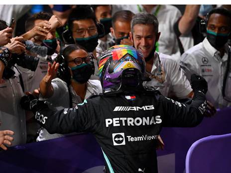 לואיס המילטון חוגג. בדרך להשלמת קאמבק ענק? (Getty)