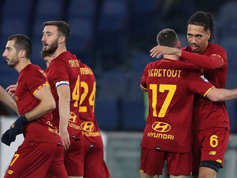 שחקני רומא חוגגים עם כריס סמולינג. חזרו לנצח (Getty)