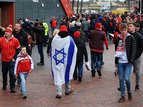 אוהדי הכדורגל רק רוצים שישימו לב אליהם (Getty)