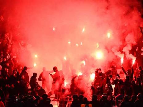 האוהדים בצרפת ממשיכים לפגוע בקבוצות (GETTY)