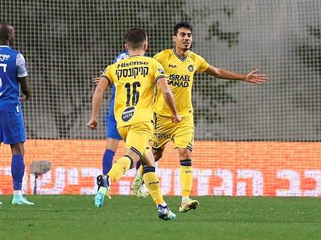 שחקני מכבי תל אביב חוגגים. שני שערים מוקדמים (אלן שיבר)