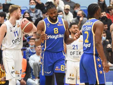 ג'יילן ריינולדס מאוכזב (ברני ארדוב)