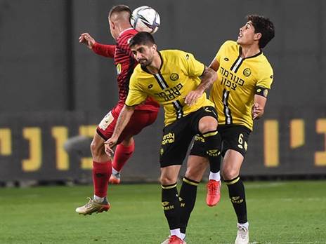 קרב דרמטי בנתניה (ברני ארדוב)