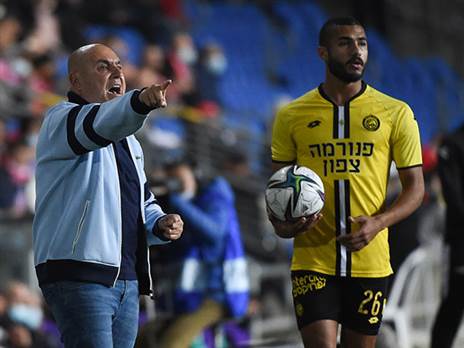 בני לם. נותן לאשכנזי את חולצת ההרכב (ברני ארדוב)