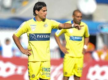 התחנה הגדולה הראשונה. בוזגלו במדי מכבי ת"א (צילום: אלן שיבר)