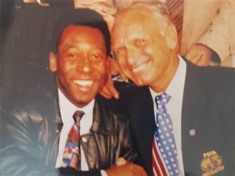 קליין עם פלה (מתוך האלבום הפרטי של אברהם קליין)